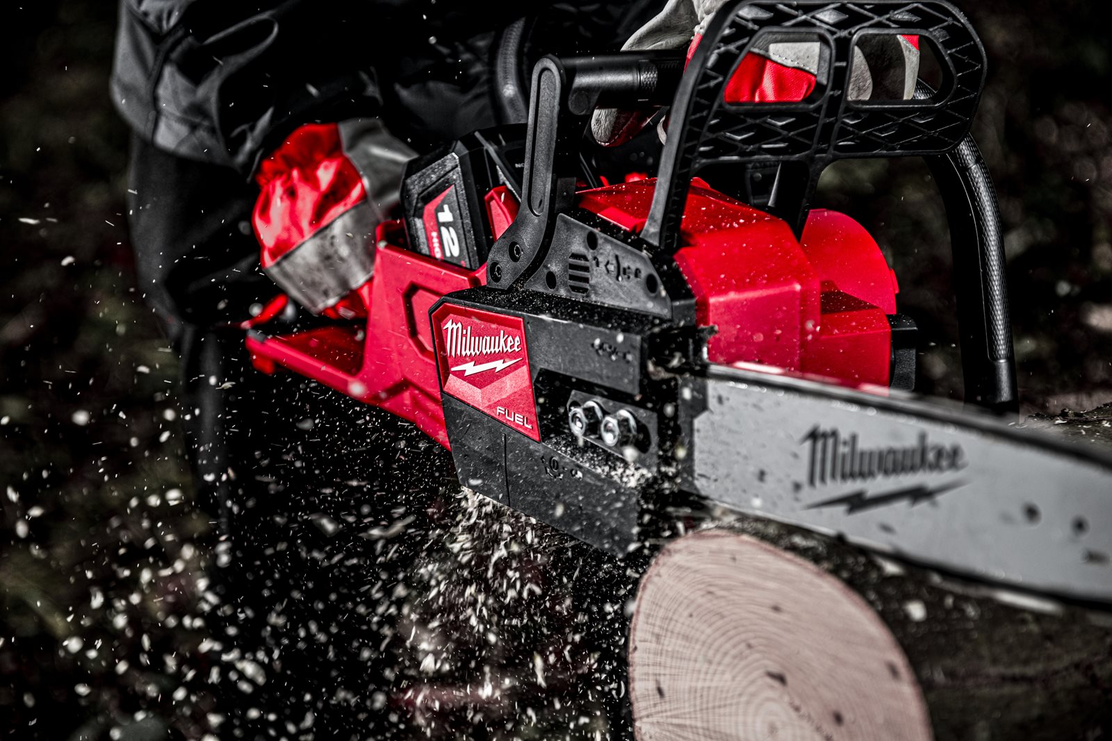 Fierăstrău cu lanț 30 cm M18 FUEL Milwaukee M18 FCHSC-0 - in utilizare 4