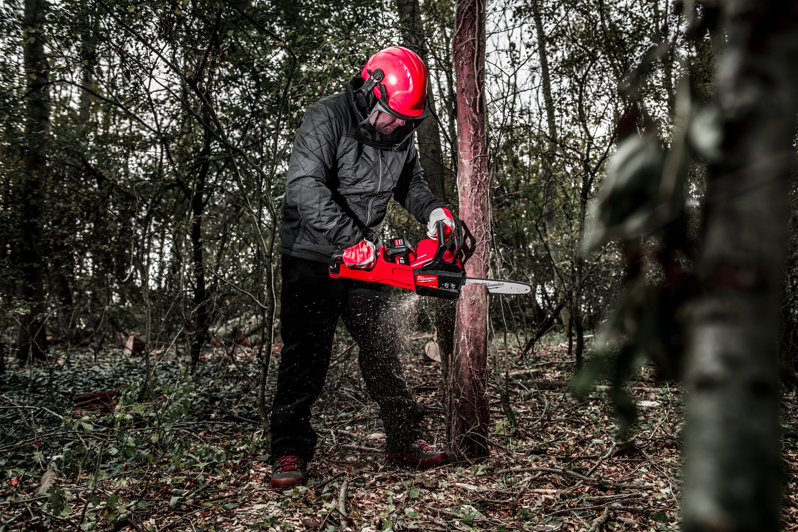 Fierăstrău cu lanț 30 cm M18 FUEL Milwaukee M18 FCHSC-0 - in utilizare 7