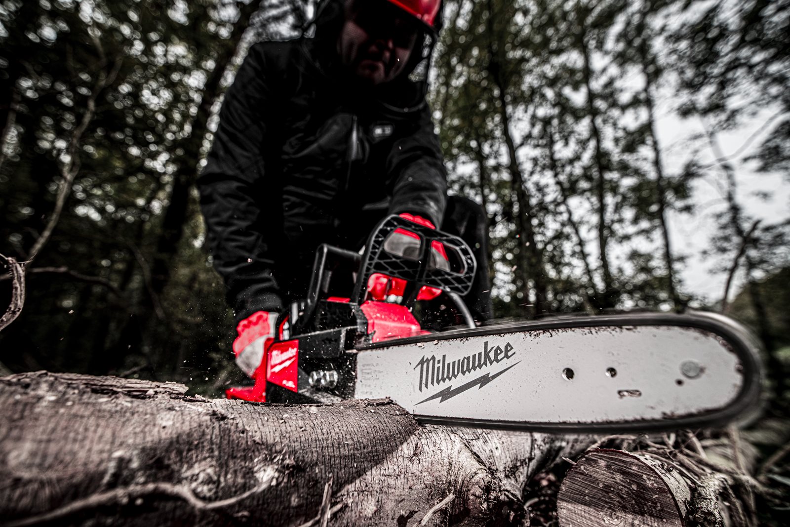 Fierăstrău cu lanț 30 cm M18 FUEL Milwaukee M18 FCHSC-0 - in utilizare 8