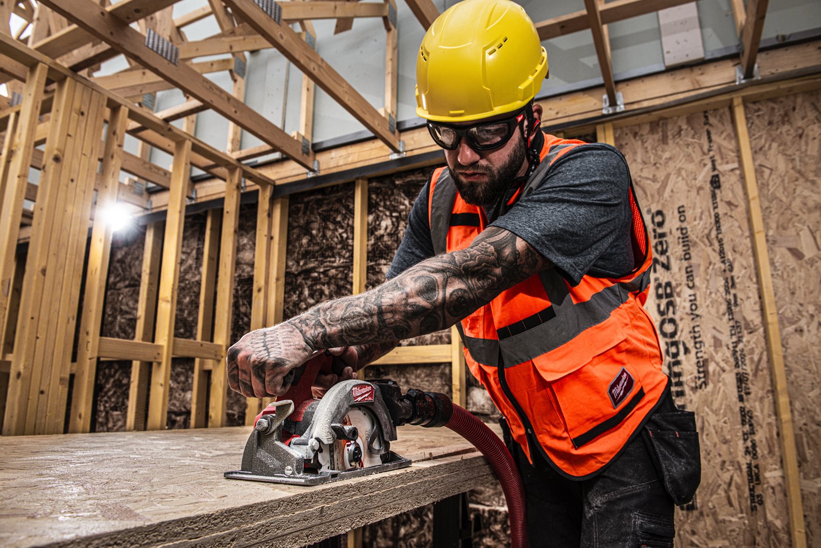 Fierăstrău circular compact M18 FUEL Milwaukee M18 FCS552-0 - in utilizare 1