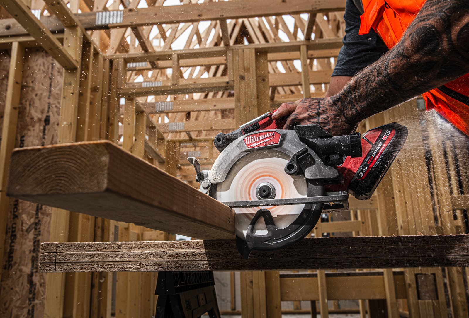 Fierăstrău circular compact M18 FUEL Milwaukee M18 FCS552-0 - in utilizare 2