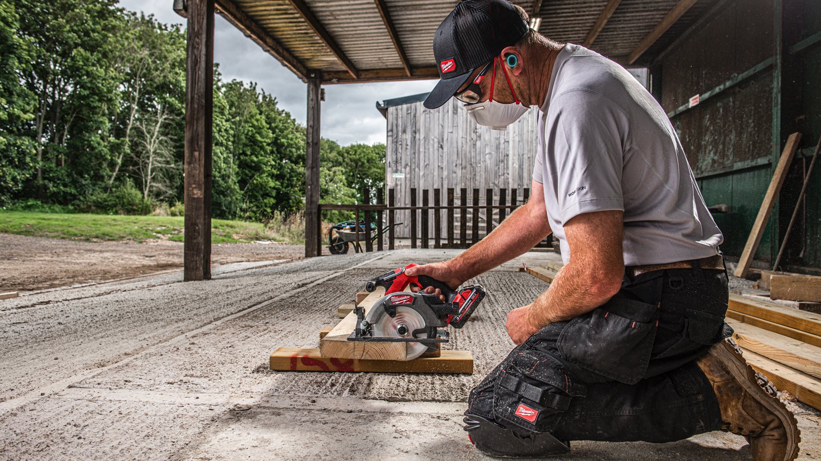 Fierăstrău circular compact M18 FUEL Milwaukee M18 FCS552-0 - in utilizare 3
