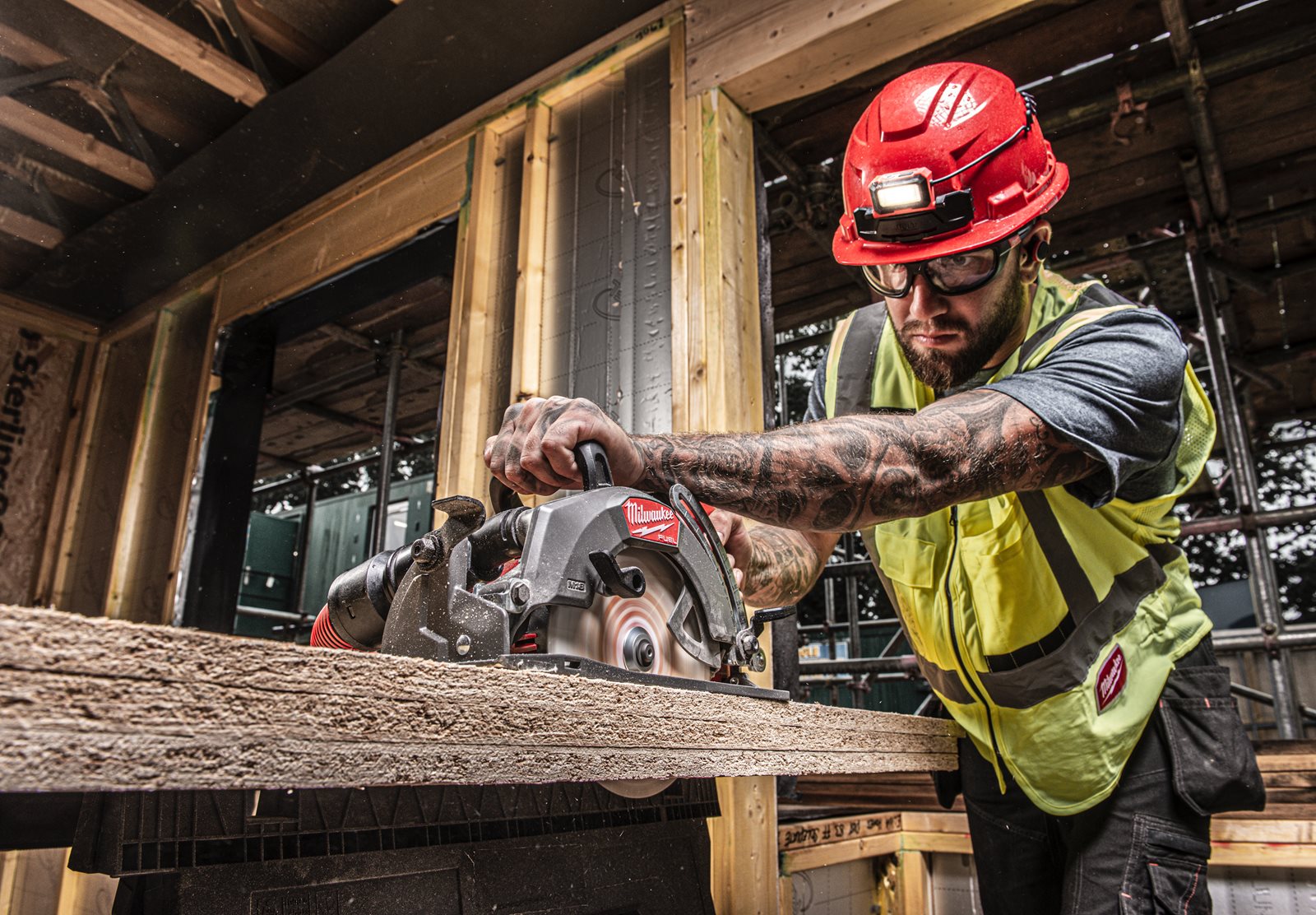 Fierăstrău circular M18 FUEL mâner spate Milwaukee M18 FCSRH662-0 - in utilizare 1