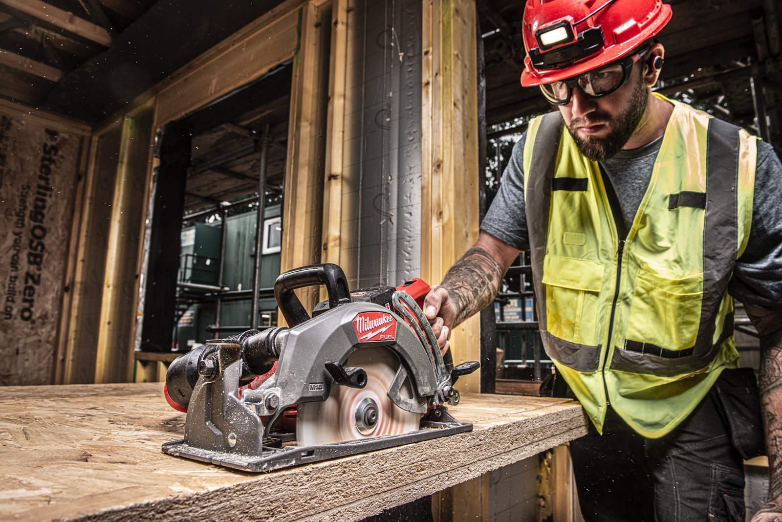 Fierăstrău circular M18 FUEL mâner spate Milwaukee M18 FCSRH662-0 - in utilizare 2