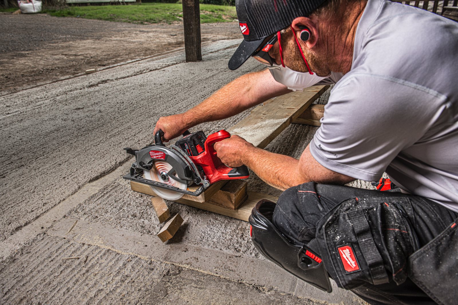 Fierăstrău circular M18 FUEL mâner spate Milwaukee M18 FCSRH662-0 - in utilizare 3