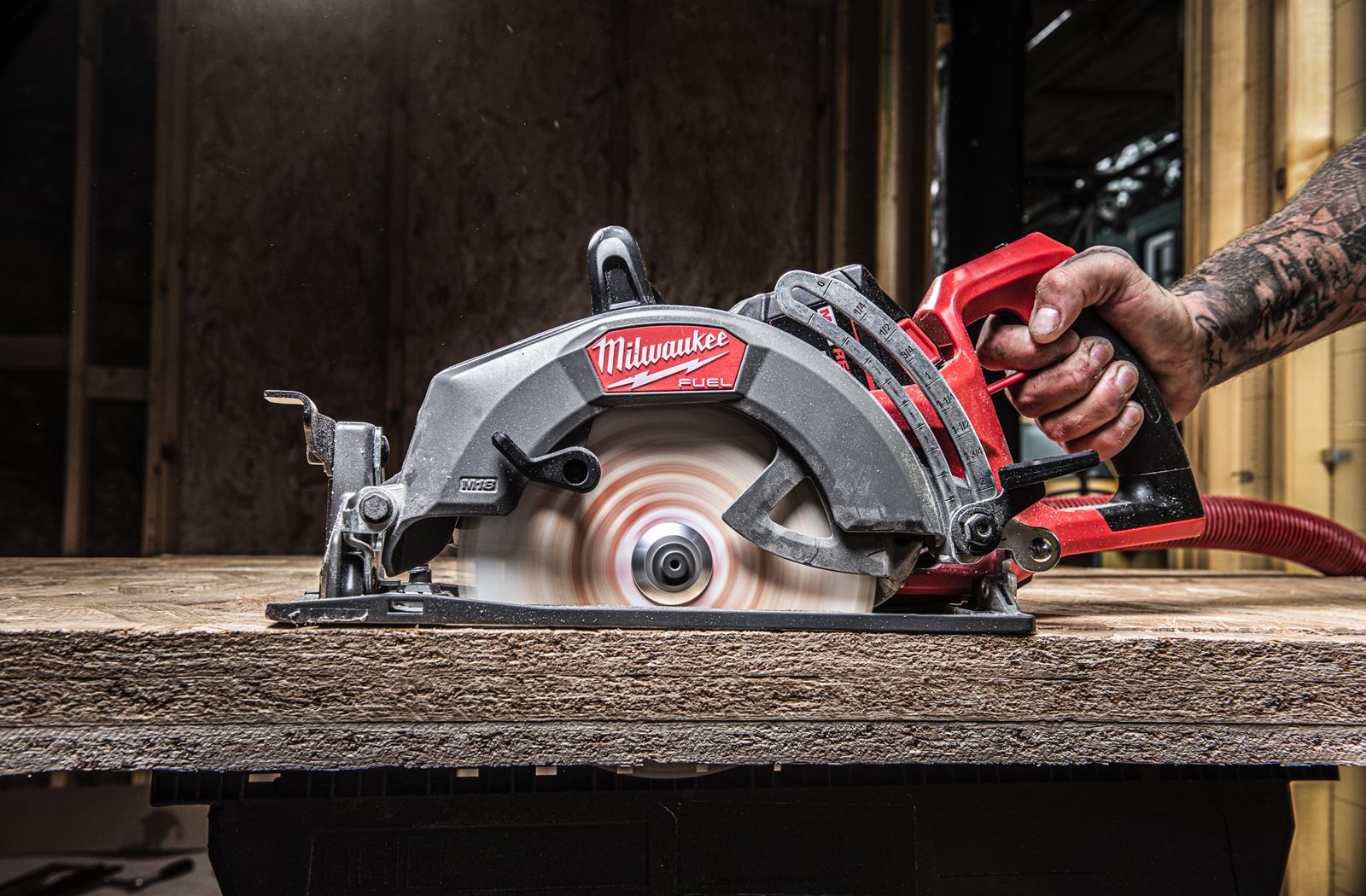 Fierăstrău circular M18 FUEL mâner spate Milwaukee M18 FCSRH662-0 - in utilizare 4