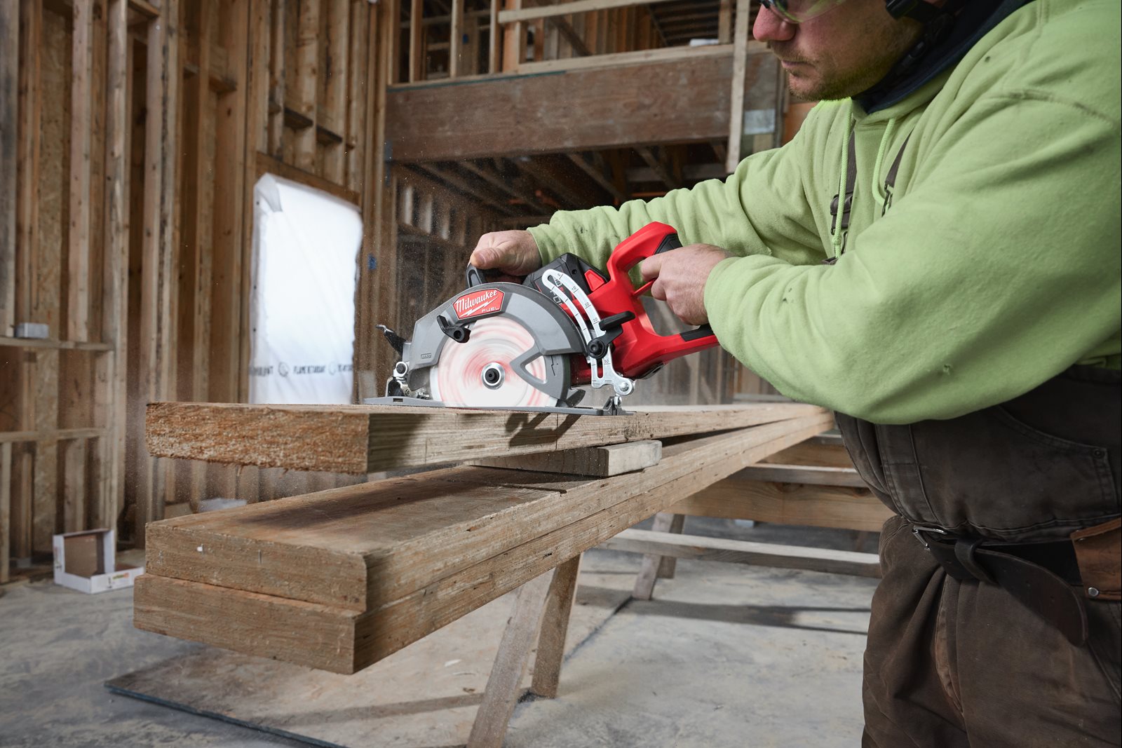 Fierăstrău circular M18 FUEL mâner spate Milwaukee M18 FCSRH662-0 - in utilizare 5