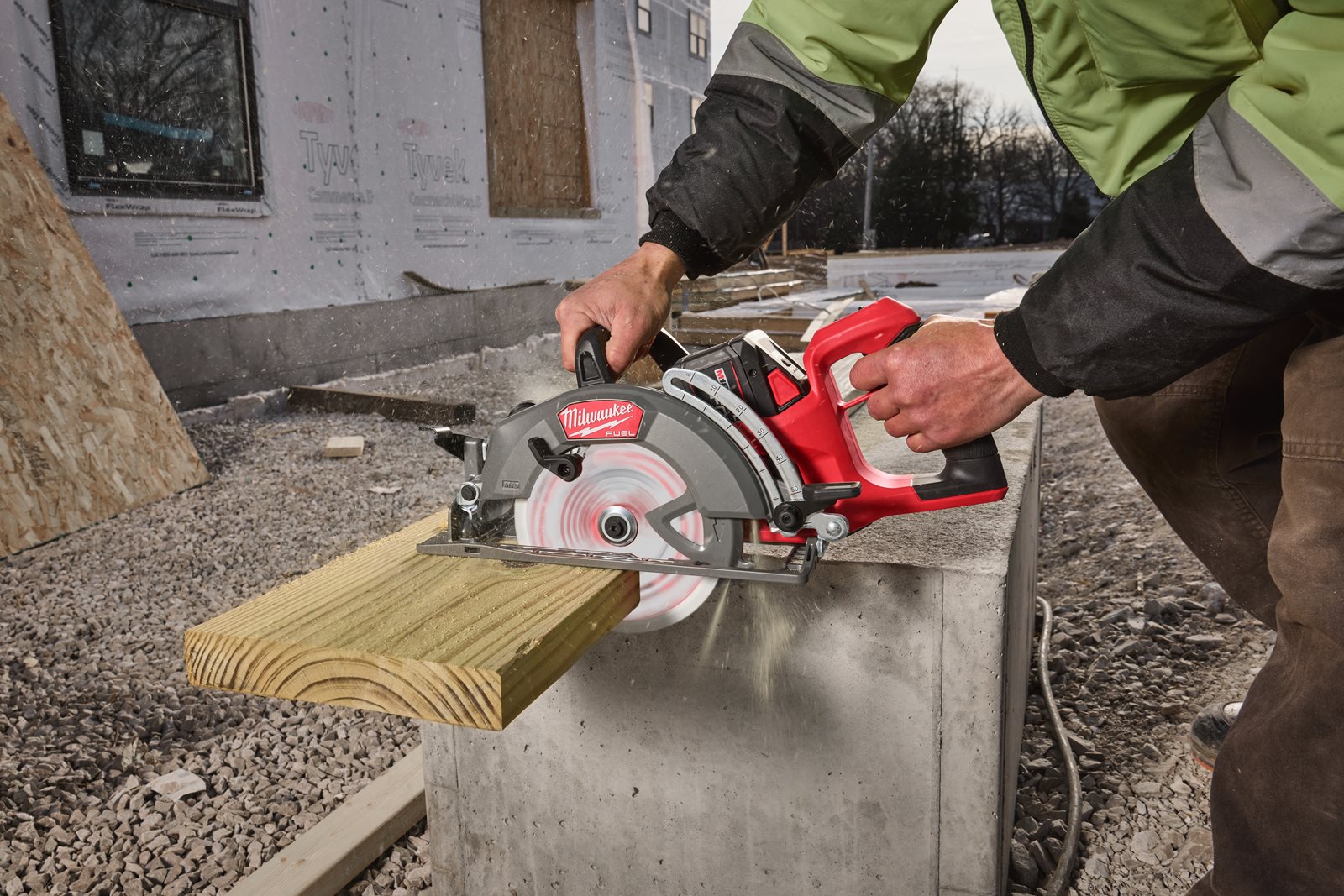 Fierăstrău circular M18 FUEL mâner spate Milwaukee M18 FCSRH662-0 - in utilizare 6