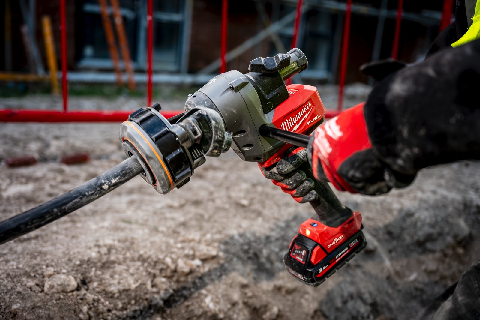 Mașină dezizolat cabluri M18 FUEL Milwaukee M18 FCST-0C - in utilizare 1