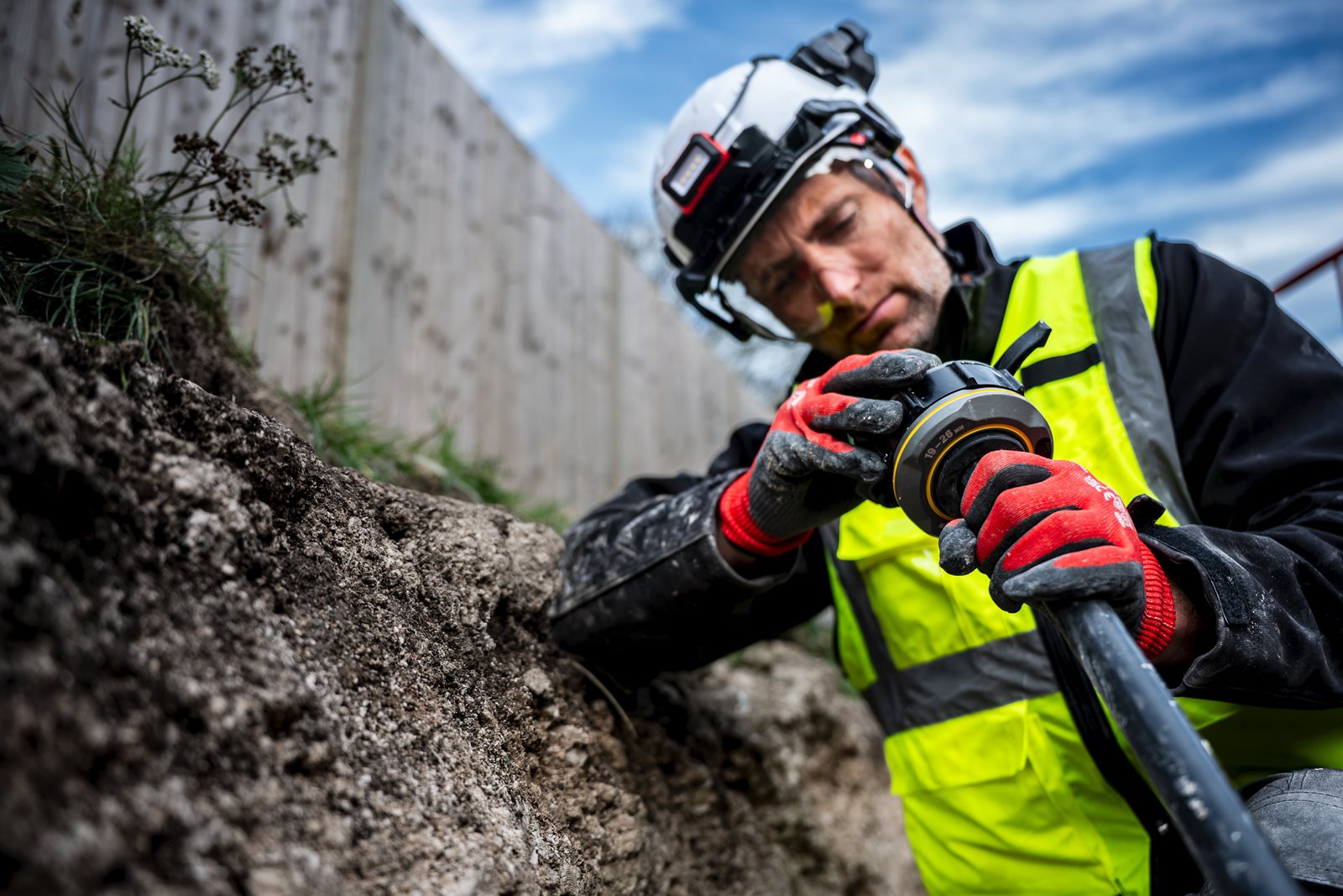 Mașină dezizolat cabluri M18 FUEL Milwaukee M18 FCST-0C - in utilizare 10
