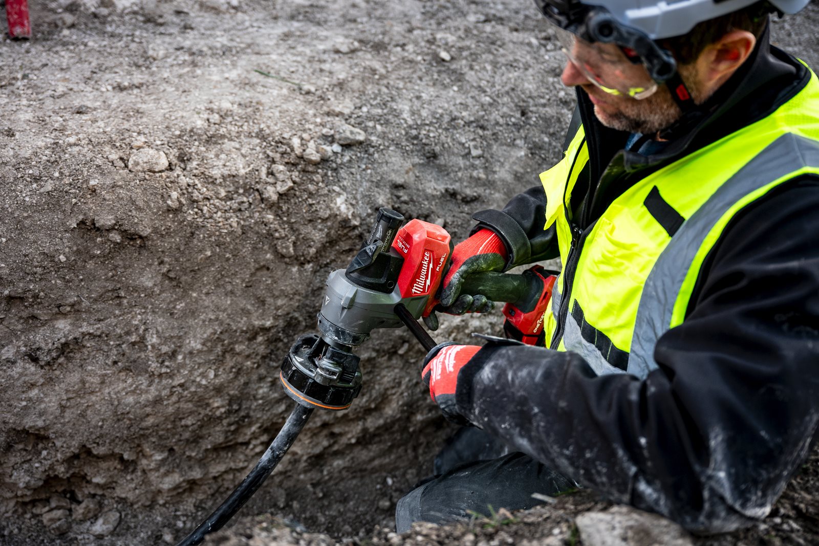 Mașină dezizolat cabluri M18 FUEL Milwaukee M18 FCST-0C - in utilizare 11