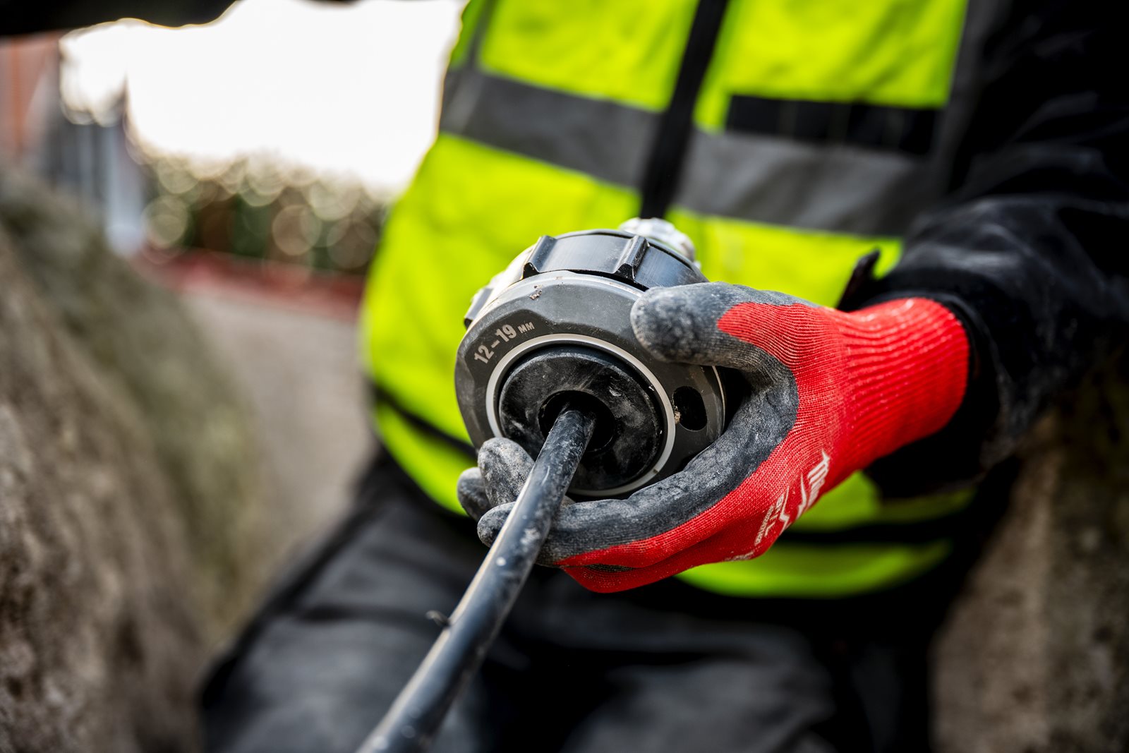 Mașină dezizolat cabluri M18 FUEL Milwaukee M18 FCST-0C - in utilizare 13