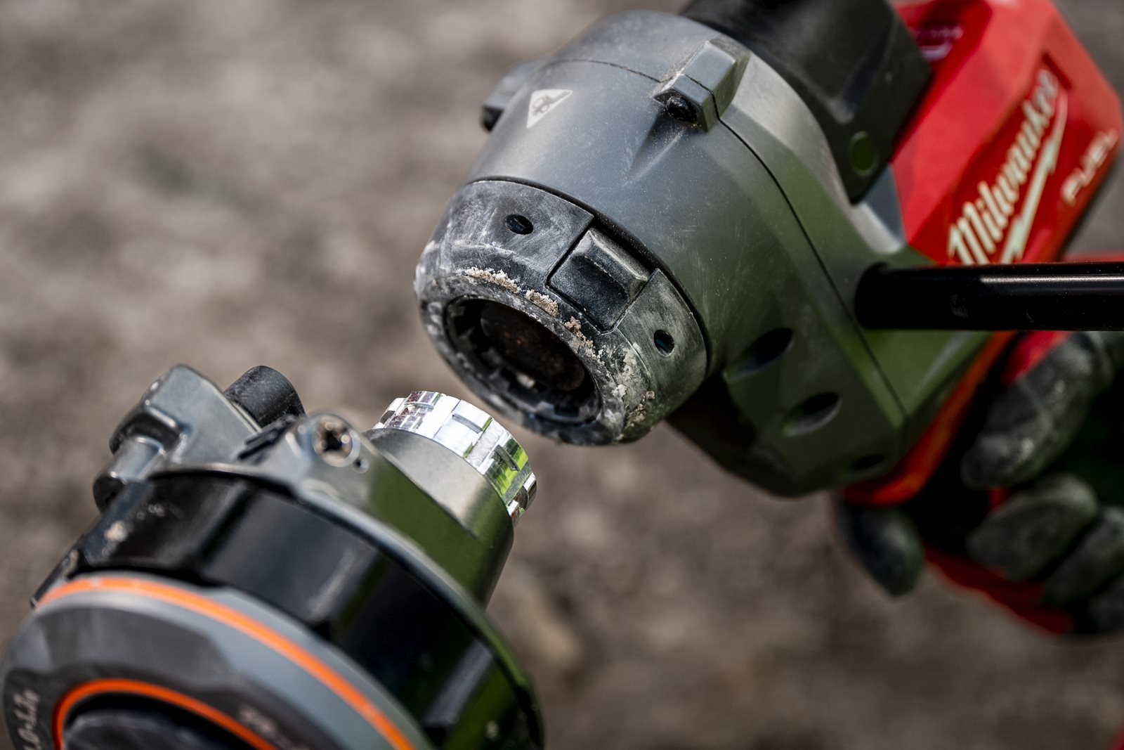 Mașină dezizolat cabluri M18 FUEL Milwaukee M18 FCST-0C - in utilizare 2
