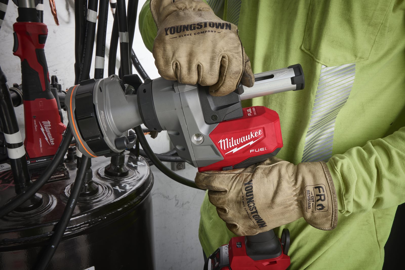 Mașină dezizolat cabluri M18 FUEL Milwaukee M18 FCST-0C - in utilizare 3