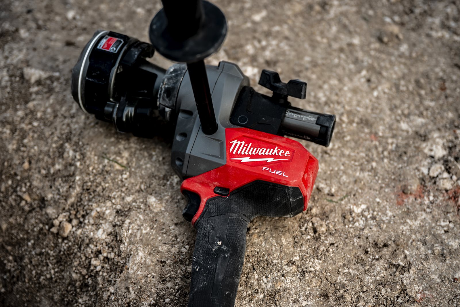 Mașină dezizolat cabluri M18 FUEL Milwaukee M18 FCST-0C - in utilizare 4