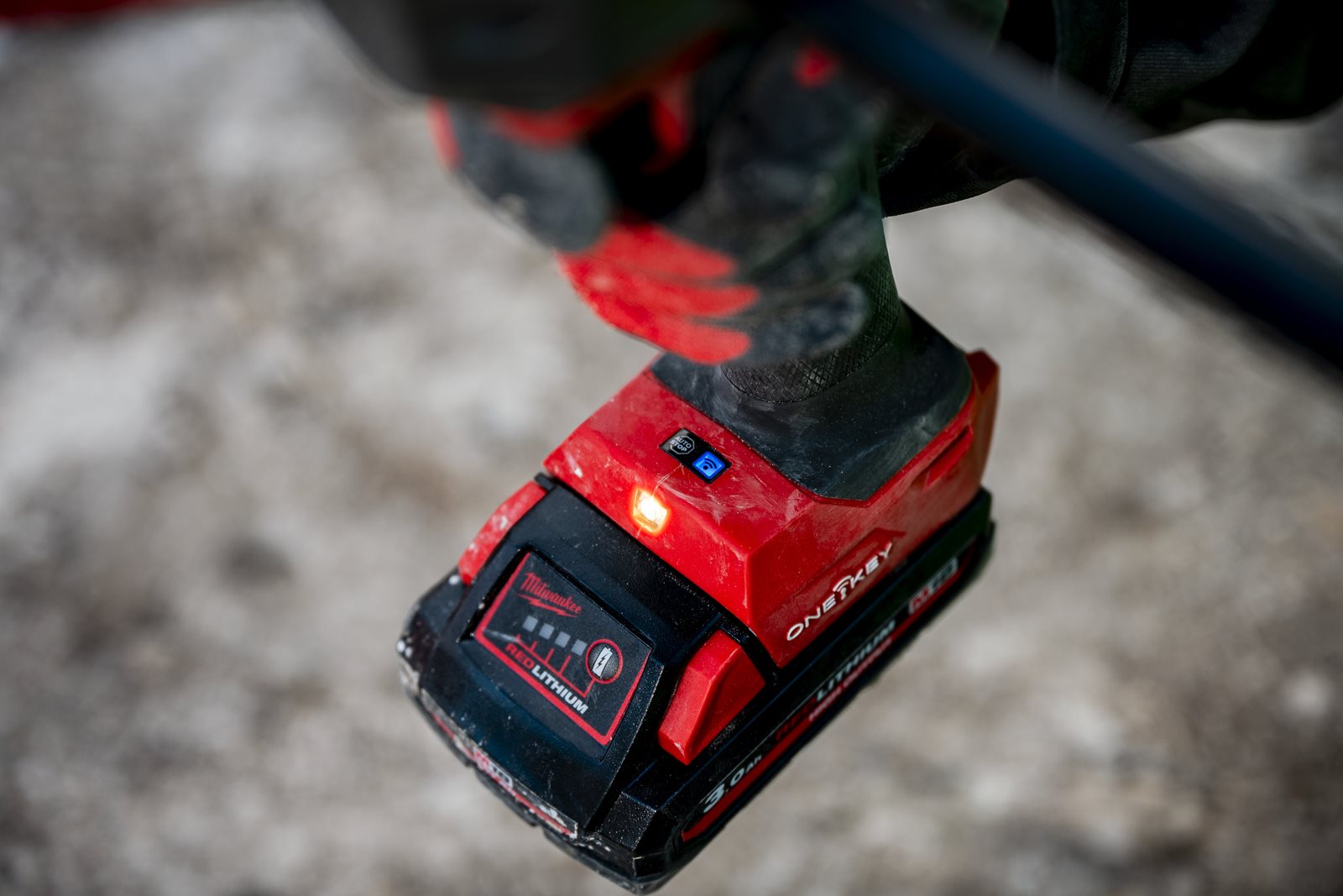 Mașină dezizolat cabluri M18 FUEL Milwaukee M18 FCST-0C - in utilizare 5