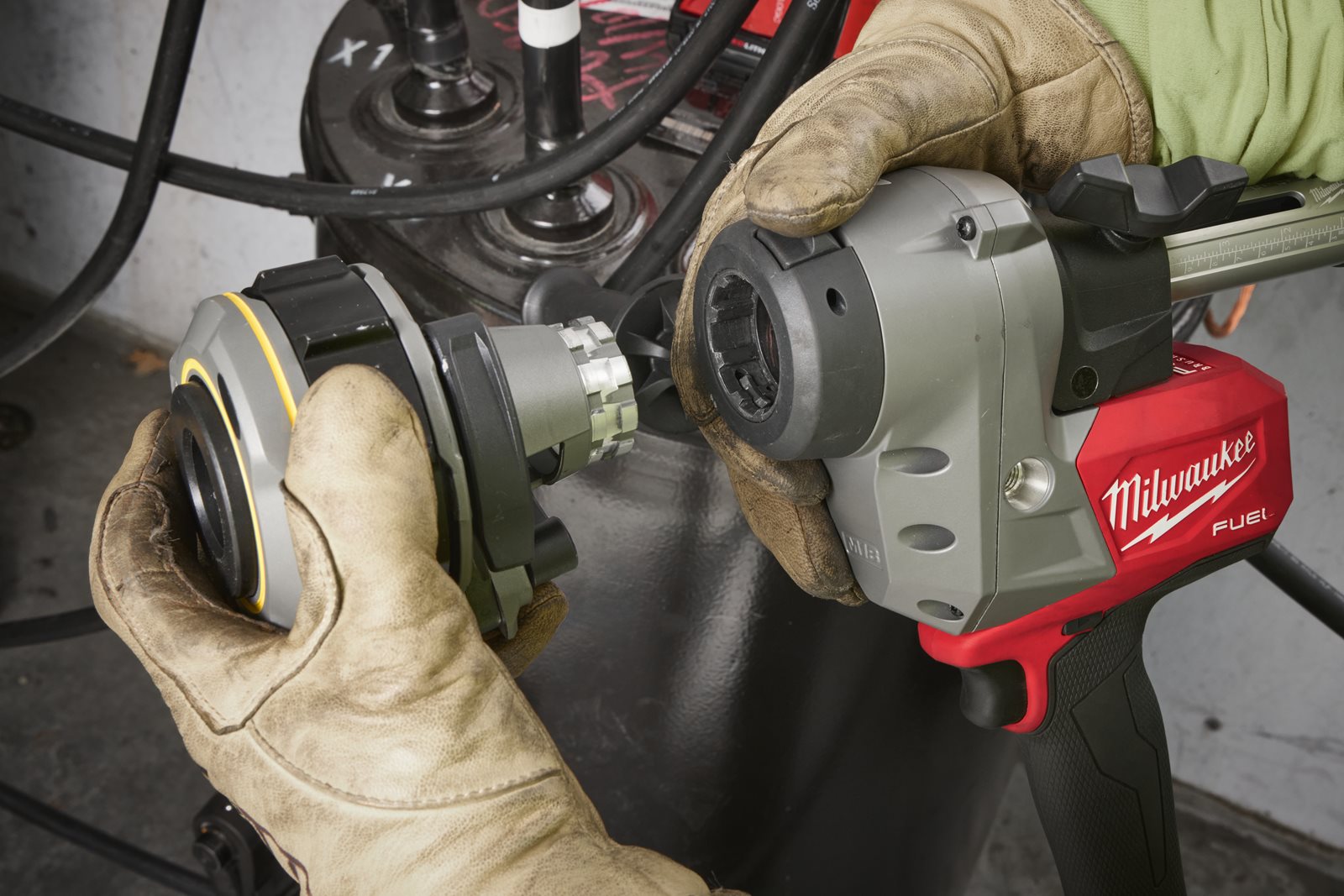 Mașină dezizolat cabluri M18 FUEL Milwaukee M18 FCST-0C - in utilizare 6