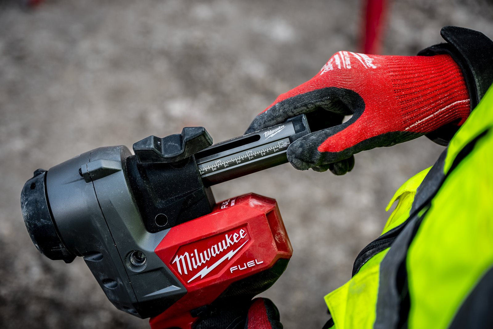 Mașină dezizolat cabluri M18 FUEL Milwaukee M18 FCST-0C - in utilizare 7