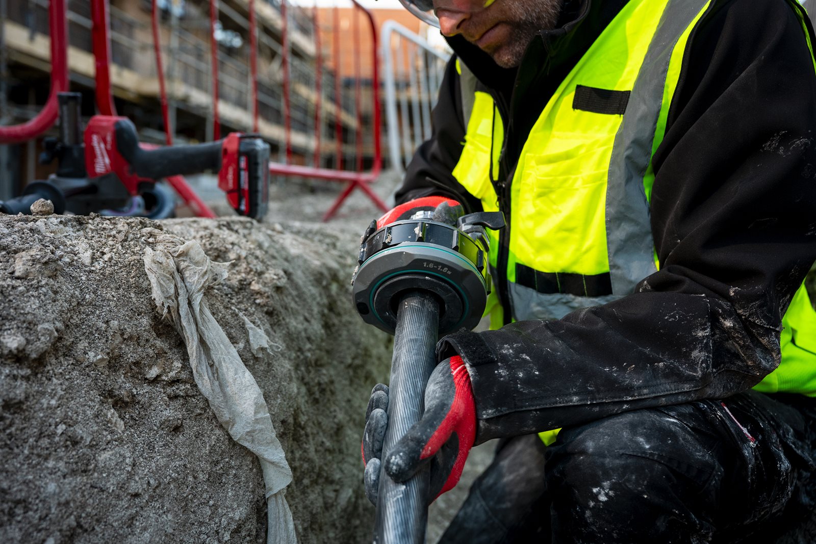 Mașină dezizolat cabluri M18 FUEL Milwaukee M18 FCST-0C - in utilizare 8