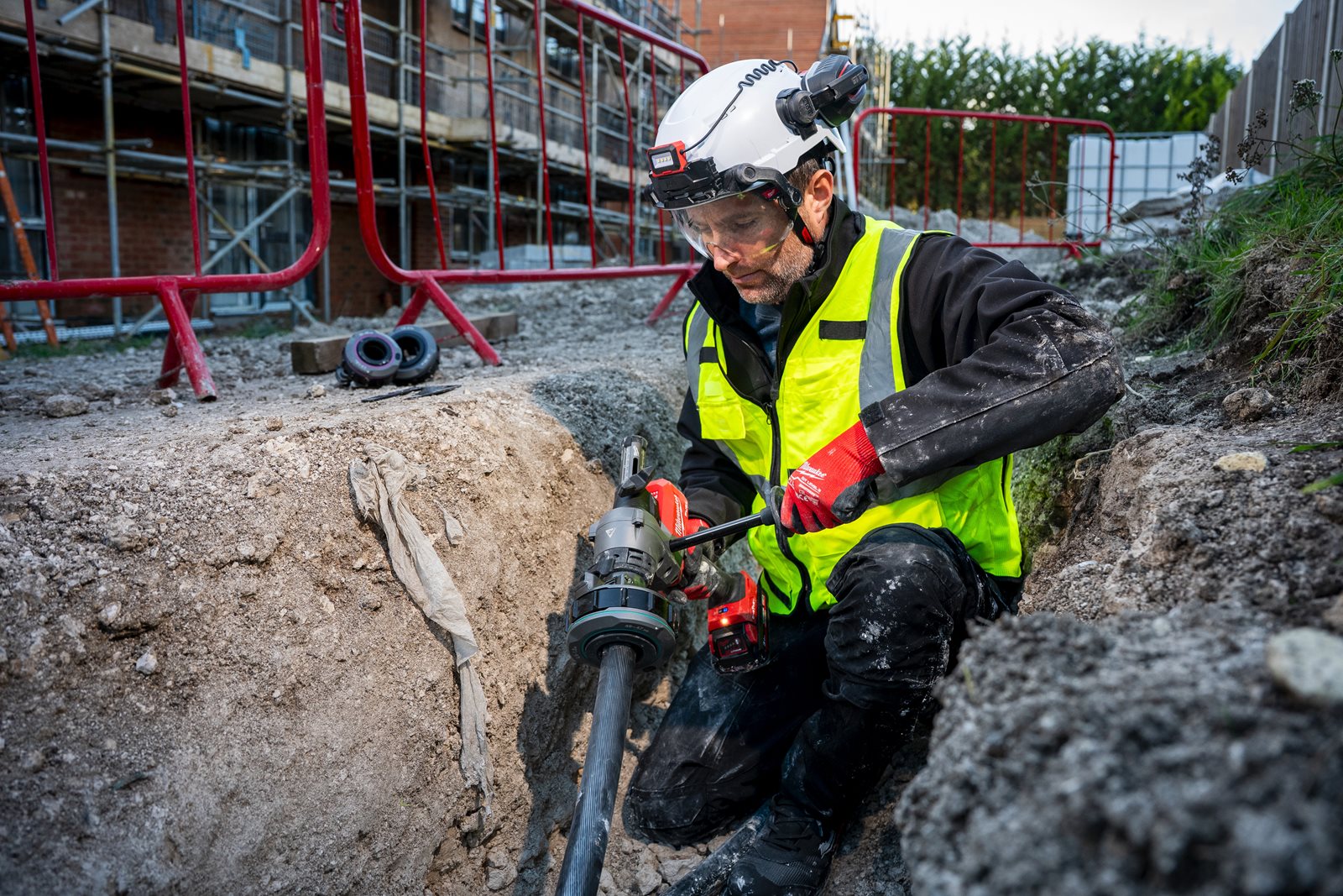 Mașină dezizolat cabluri M18 FUEL Milwaukee M18 FCST-0C - in utilizare 9
