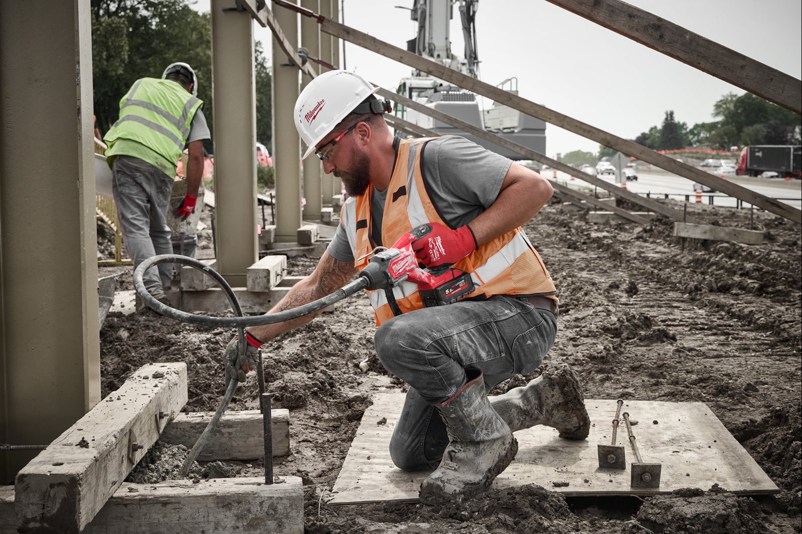 Vibrator de beton cu lance M18 FUEL Milwaukee M18 FCVN12-0 - in utilizare 1