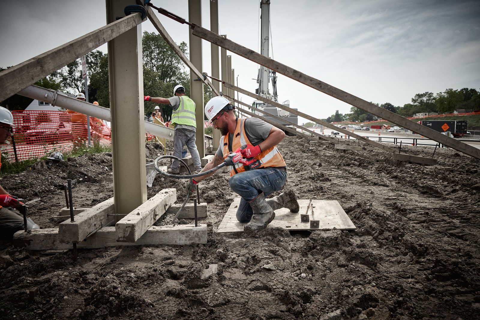 Vibrator de beton cu lance M18 FUEL Milwaukee M18 FCVN12-0 - in utilizare 2