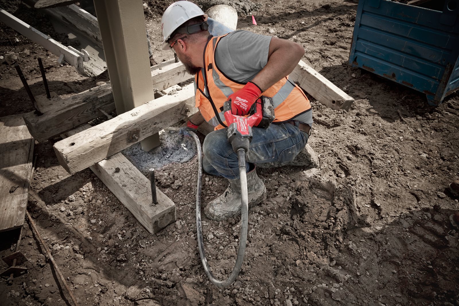 Vibrator de beton cu lance M18 FUEL Milwaukee M18 FCVN12-0 - in utilizare 3