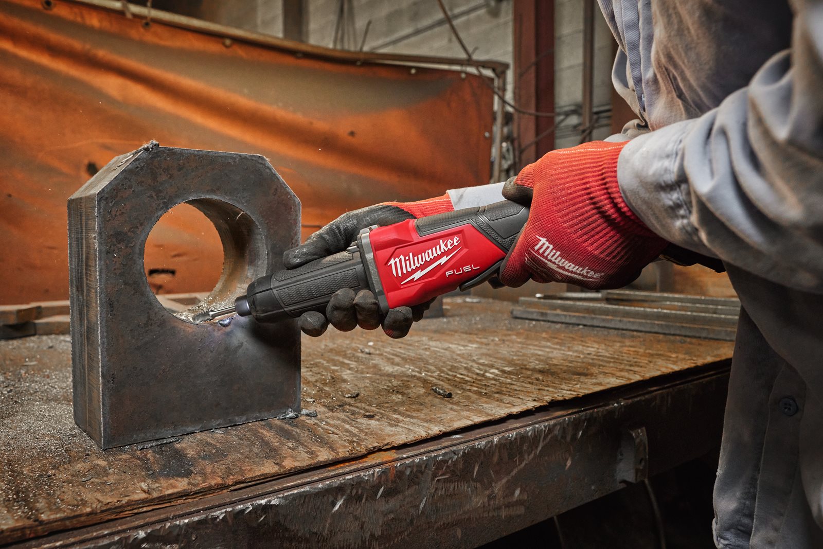 Polizor drept M18 FUEL ONE-KEY cu viteză variabilă și comutator glisant Milwaukee M18 FDGROVB-0X 4933480955 - in utilizare 1
