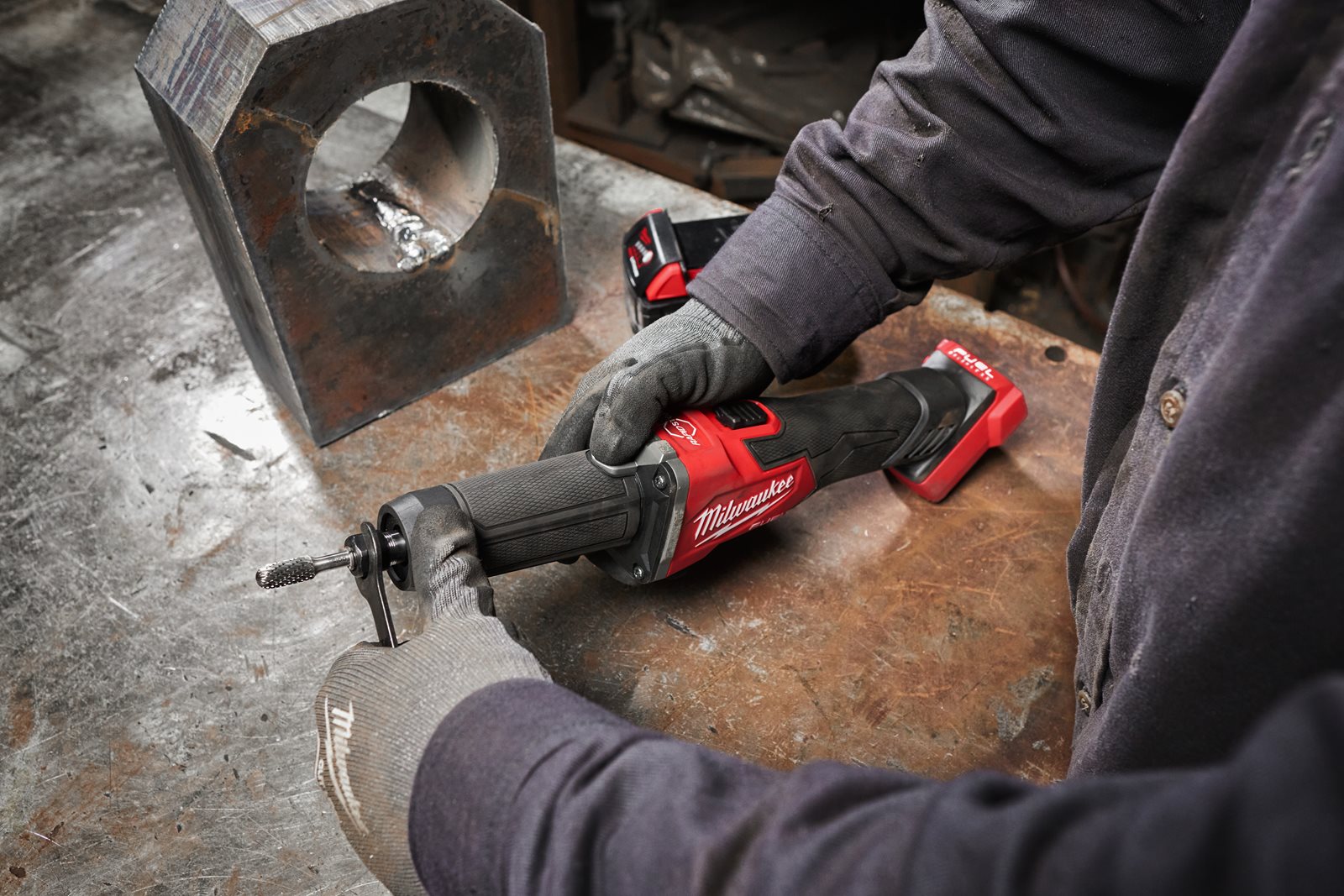 Polizor drept M18 FUEL ONE-KEY cu viteză variabilă și comutator glisant Milwaukee M18 FDGROVB-0X 4933480955 - in utilizare 2