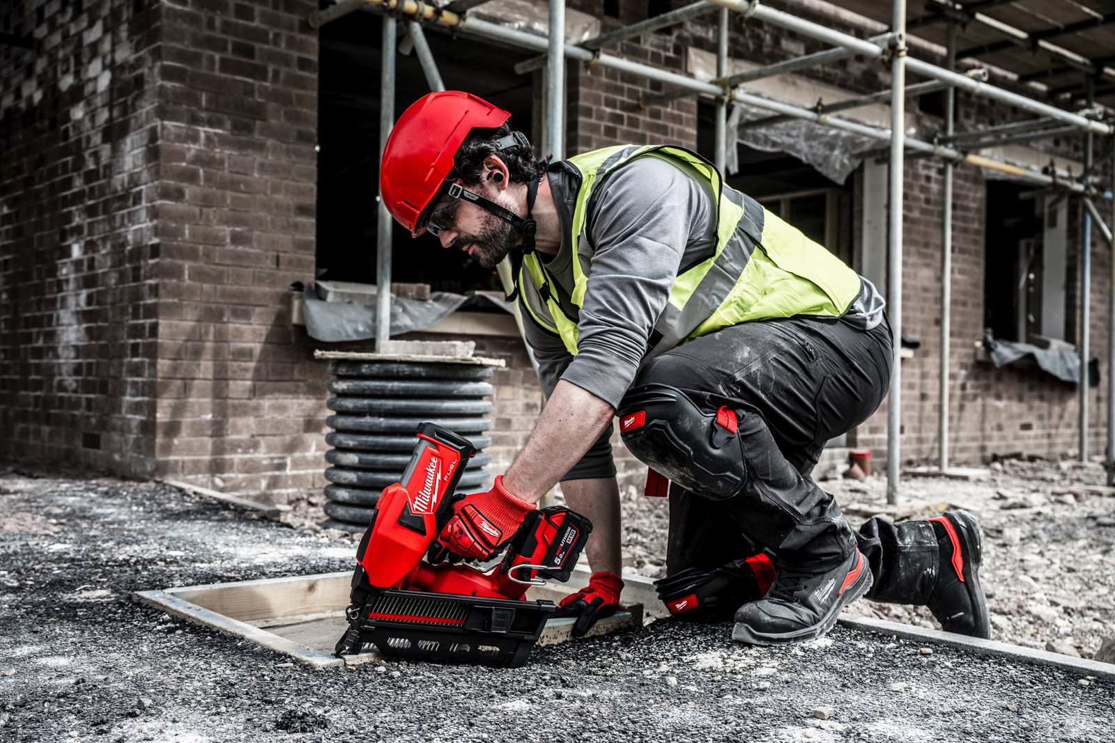 Pistol cuie M18 FUEL tip duplex Milwaukee M18 FDN-0C - in utilizare 1