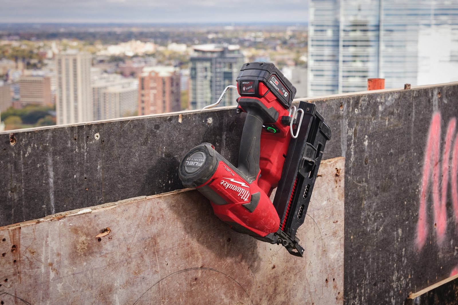 Pistol cuie M18 FUEL tip duplex Milwaukee M18 FDN-0C - in utilizare 10