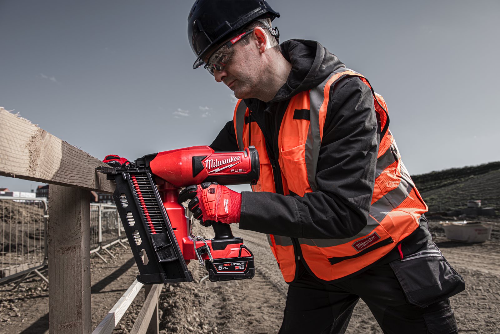 Pistol cuie M18 FUEL tip duplex Milwaukee M18 FDN-0C - in utilizare 11