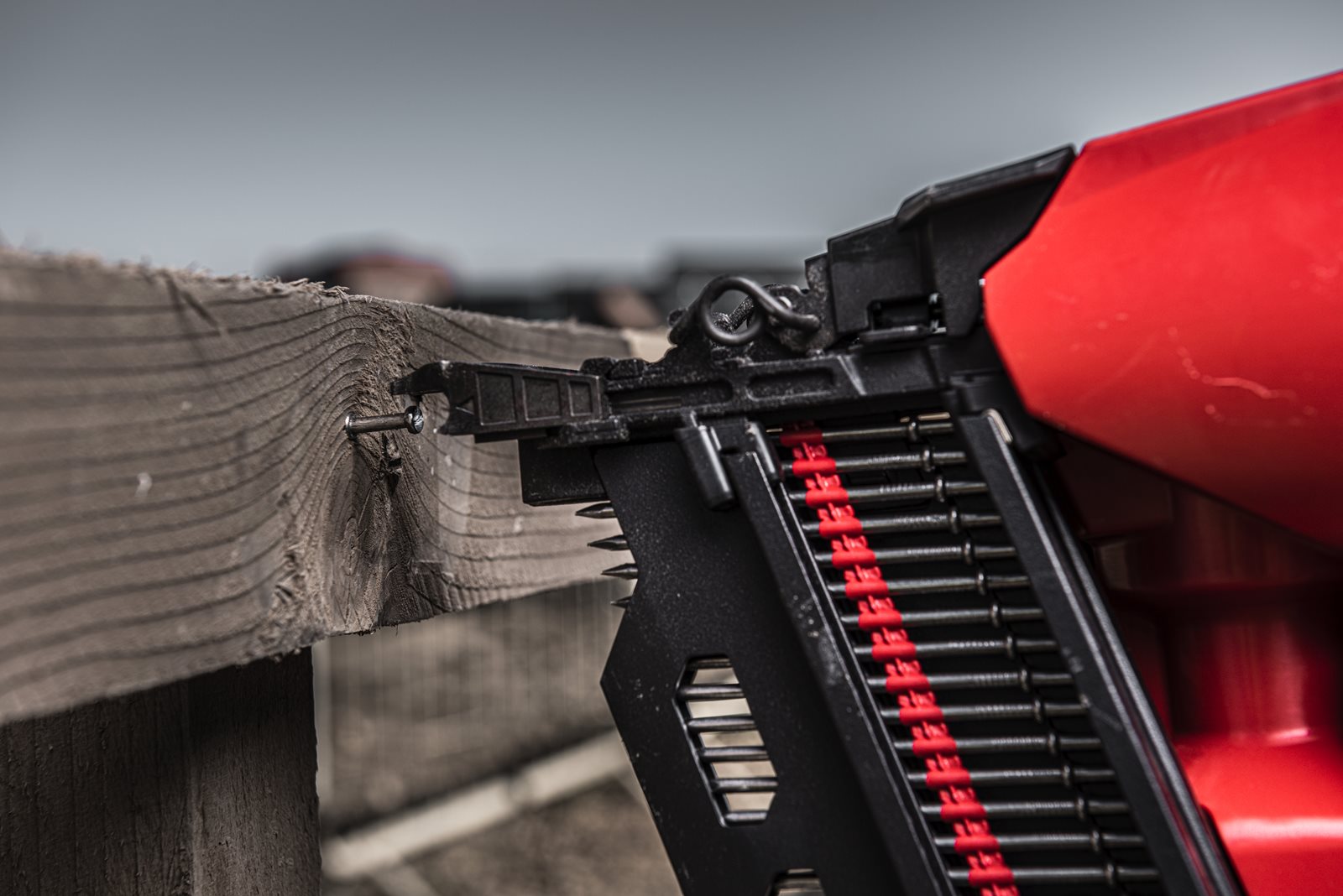 Pistol cuie M18 FUEL tip duplex Milwaukee M18 FDN-0C - in utilizare 12