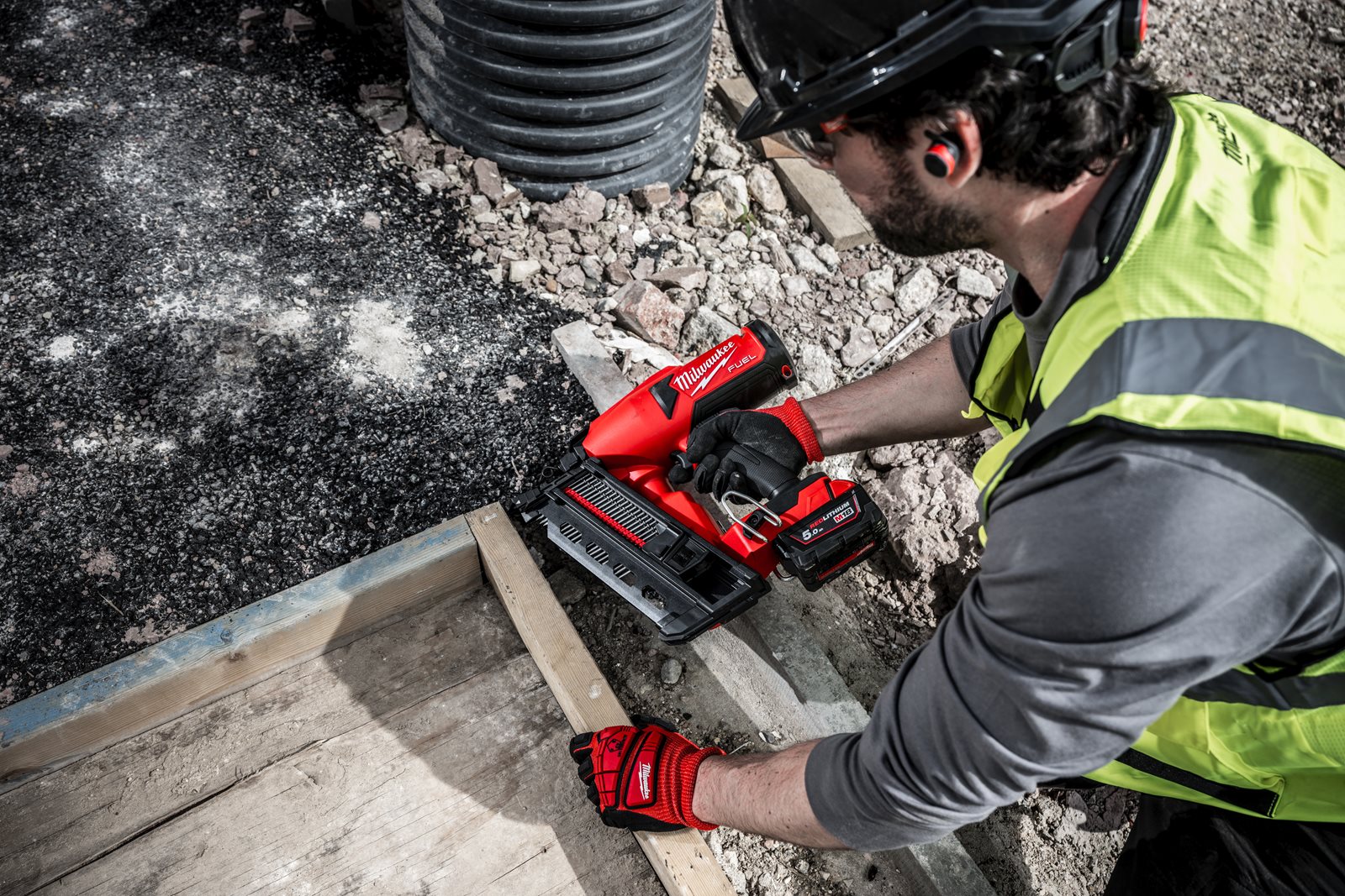 Pistol cuie M18 FUEL tip duplex Milwaukee M18 FDN-0C - in utilizare 2