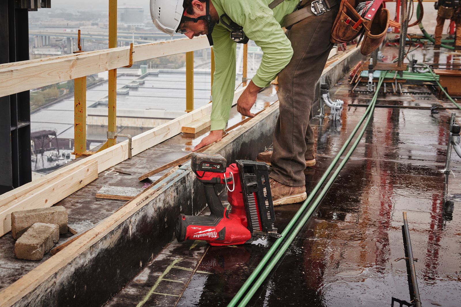 Pistol cuie M18 FUEL tip duplex Milwaukee M18 FDN-0C - in utilizare 3