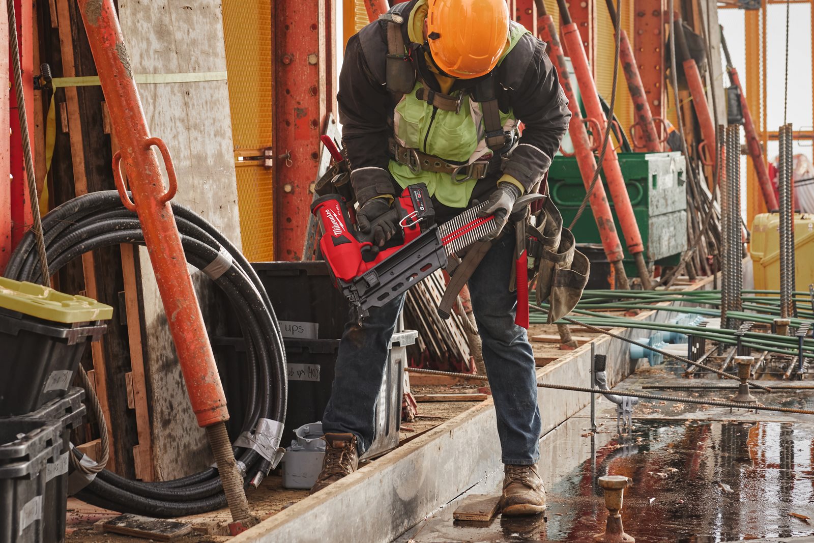 Pistol cuie M18 FUEL tip duplex Milwaukee M18 FDN-0C - in utilizare 6