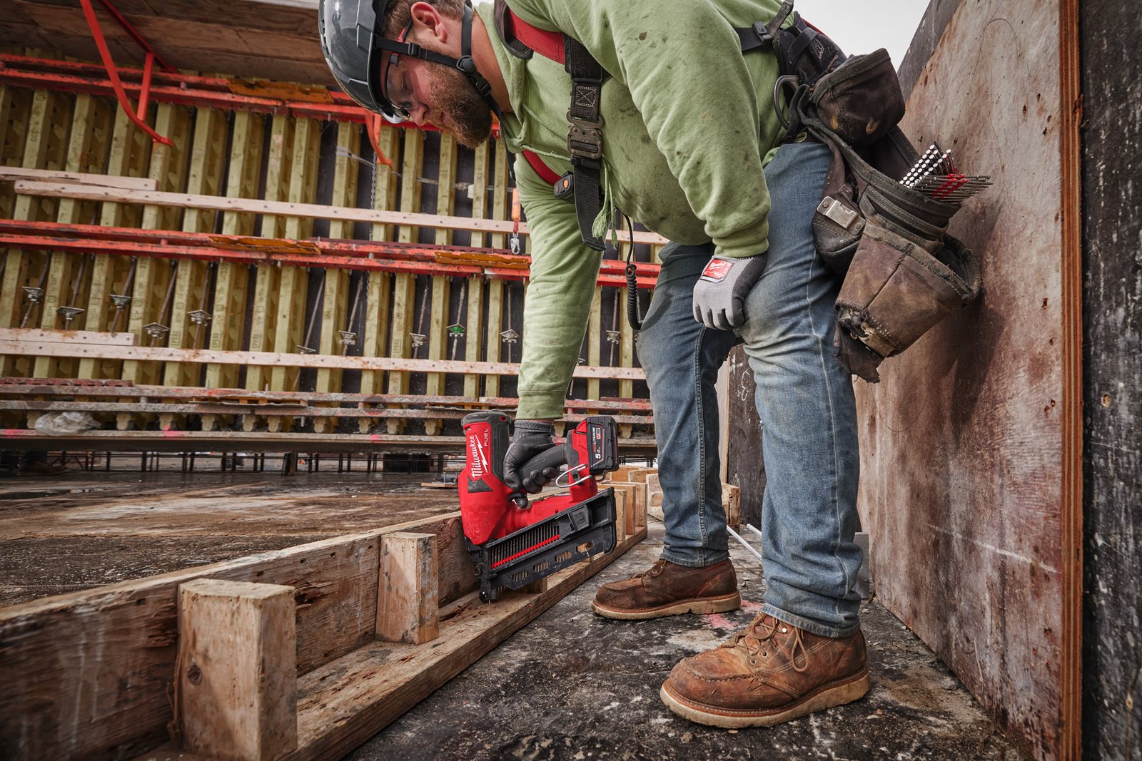 Pistol cuie M18 FUEL tip duplex Milwaukee M18 FDN-0C - in utilizare 7