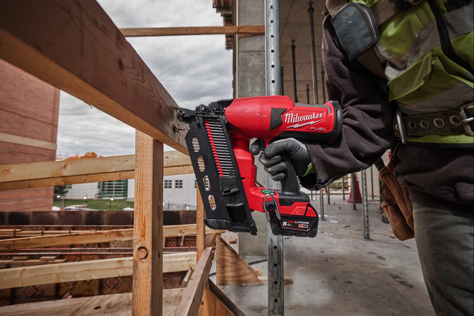 Pistol cuie M18 FUEL tip duplex Milwaukee M18 FDN-0C - in utilizare 8