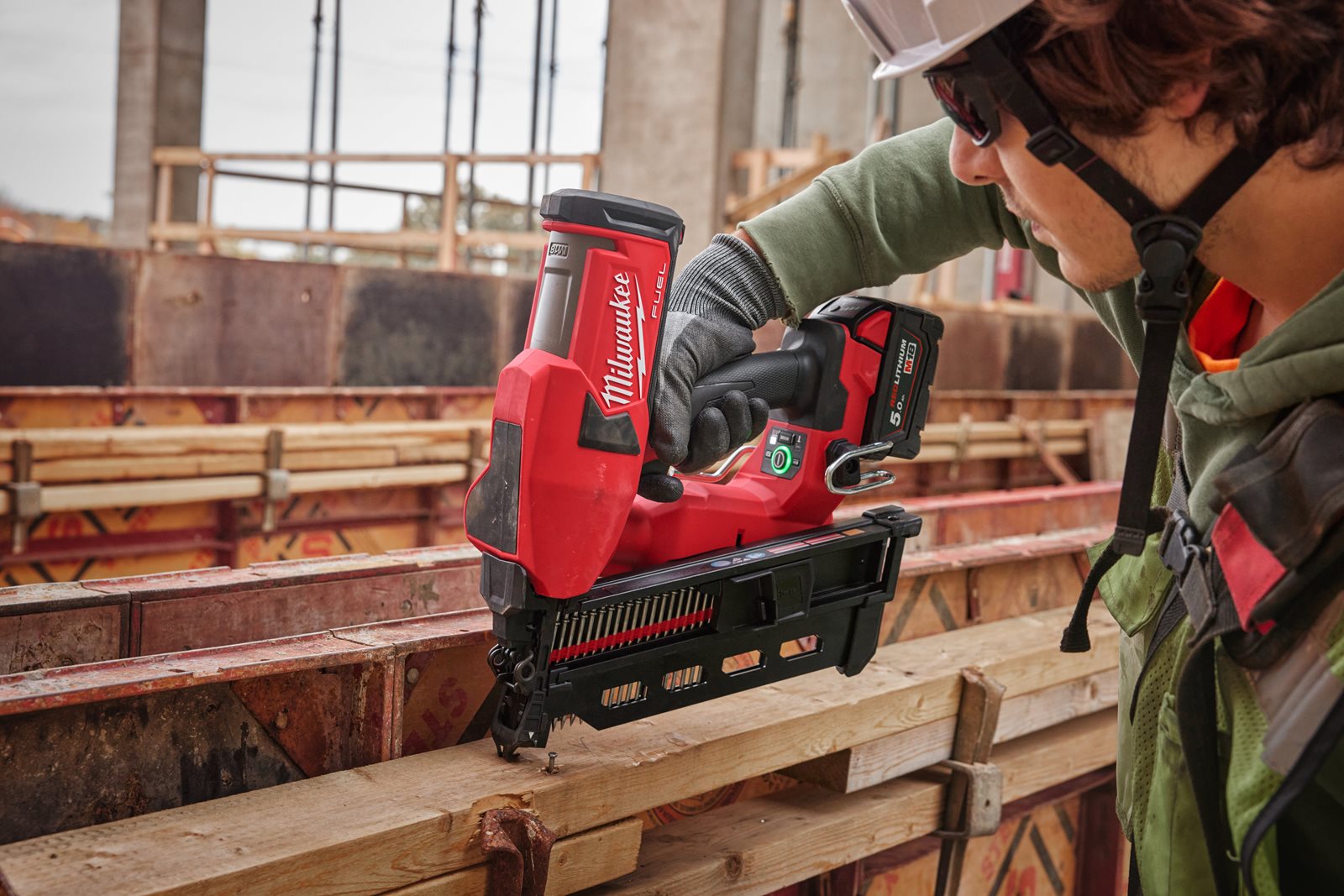 Pistol cuie M18 FUEL tip duplex Milwaukee M18 FDN-0C - in utilizare 9