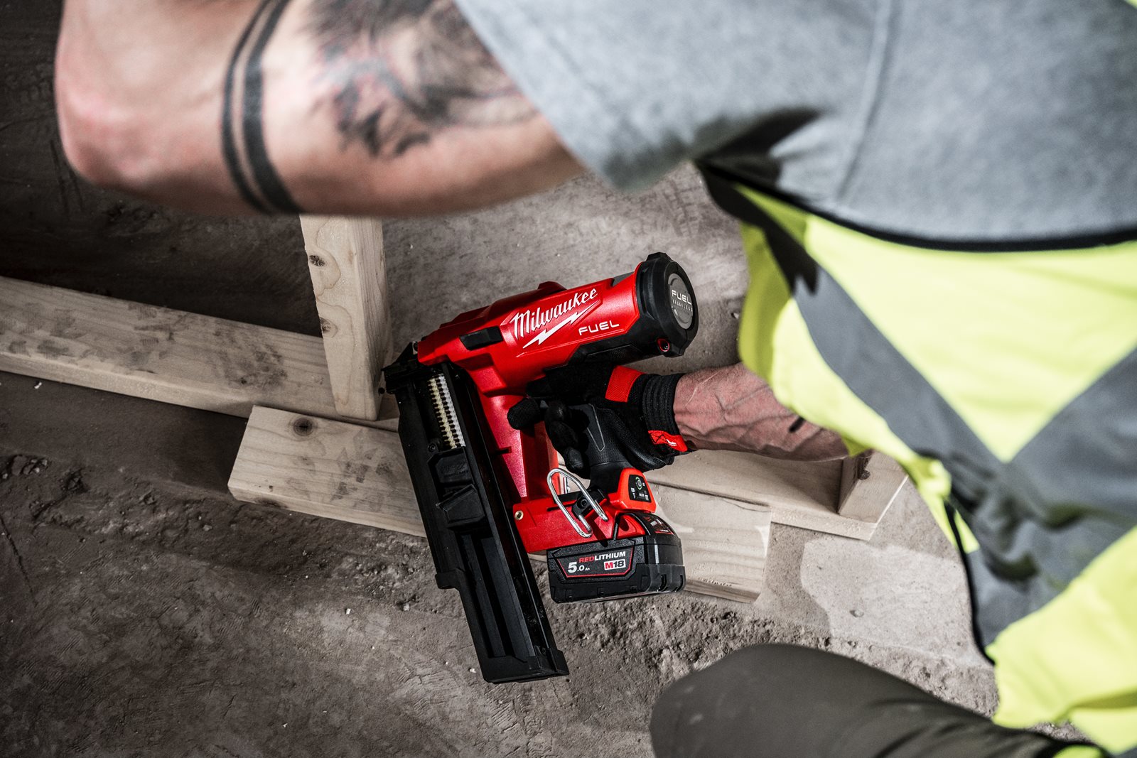 Pistol pentru cuie 21° M18 FUEL Milwaukee M18 FFN21-0C - in utilizare 1
