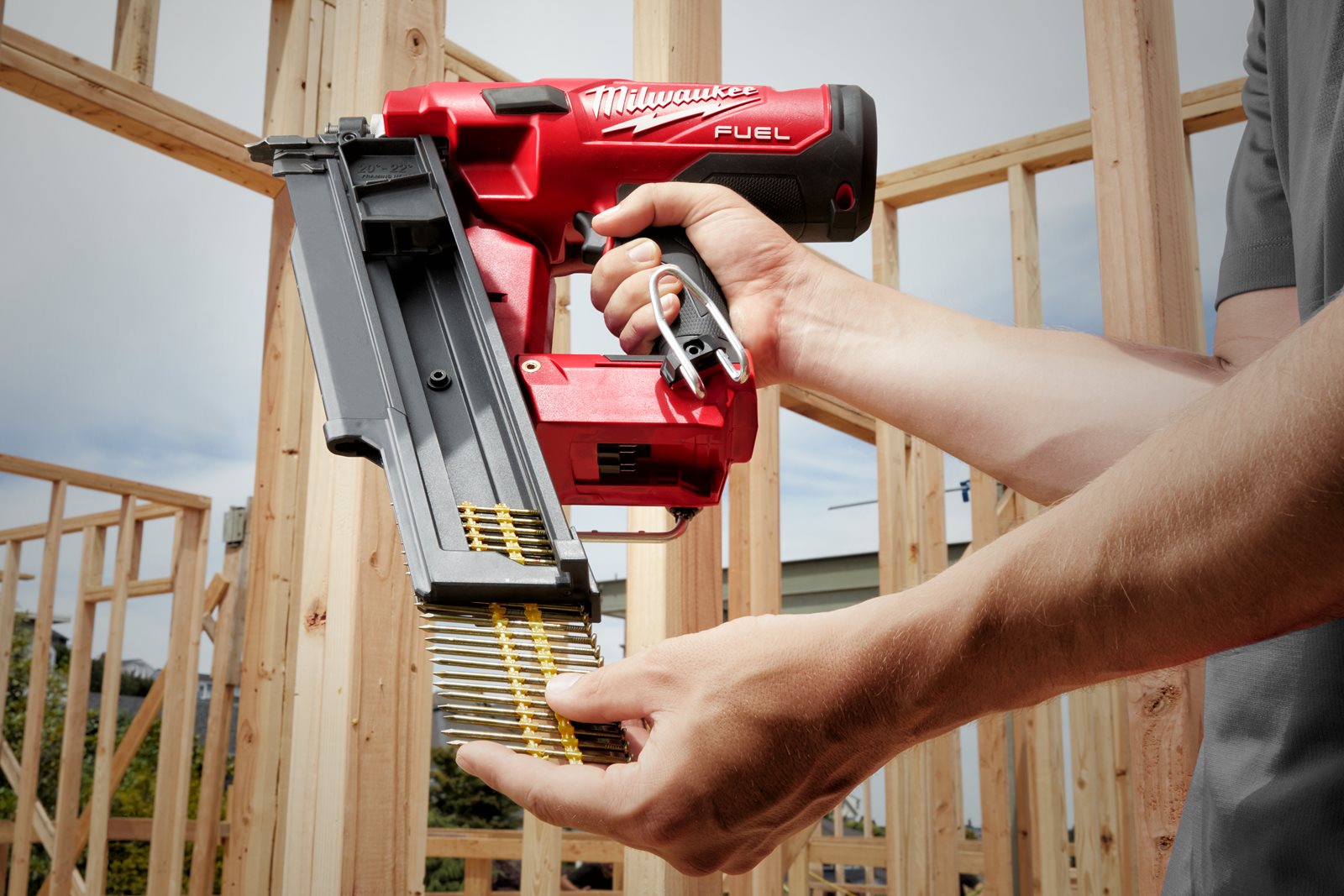 Pistol pentru cuie 21° M18 FUEL Milwaukee M18 FFN21-0C - in utilizare 10