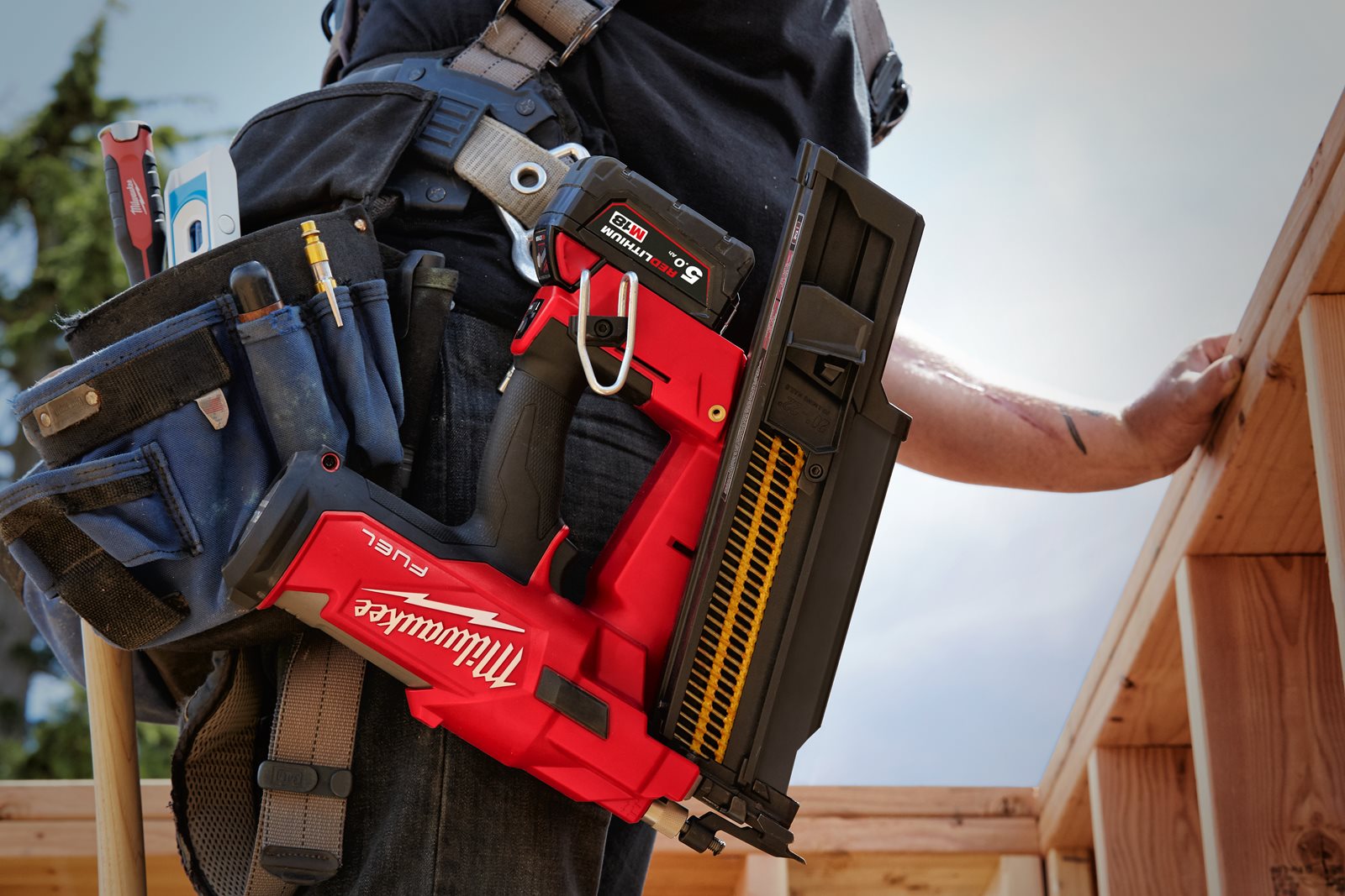 Pistol pentru cuie 21° M18 FUEL Milwaukee M18 FFN21-0C - in utilizare 11