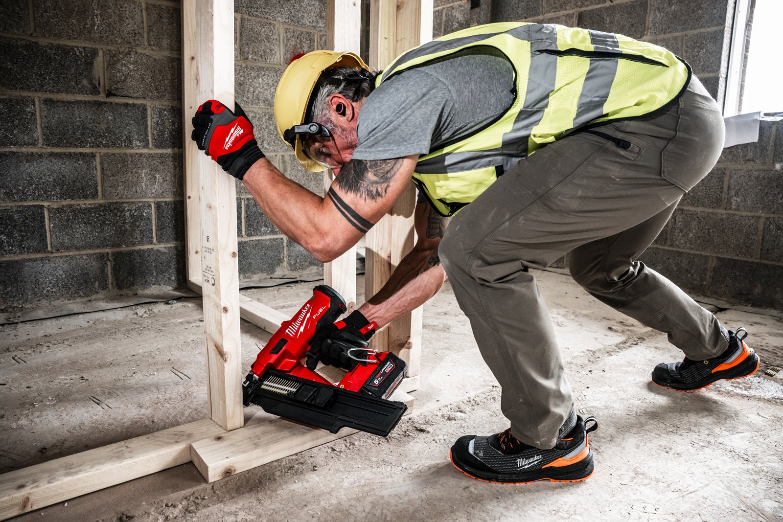 Pistol pentru cuie 21° M18 FUEL Milwaukee M18 FFN21-0C - in utilizare 2