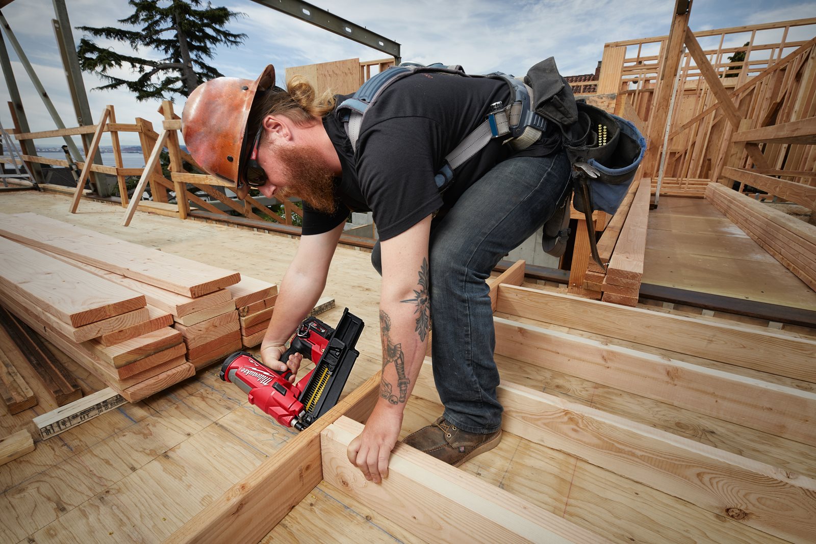 Pistol pentru cuie 21° M18 FUEL Milwaukee M18 FFN21-0C - in utilizare 3