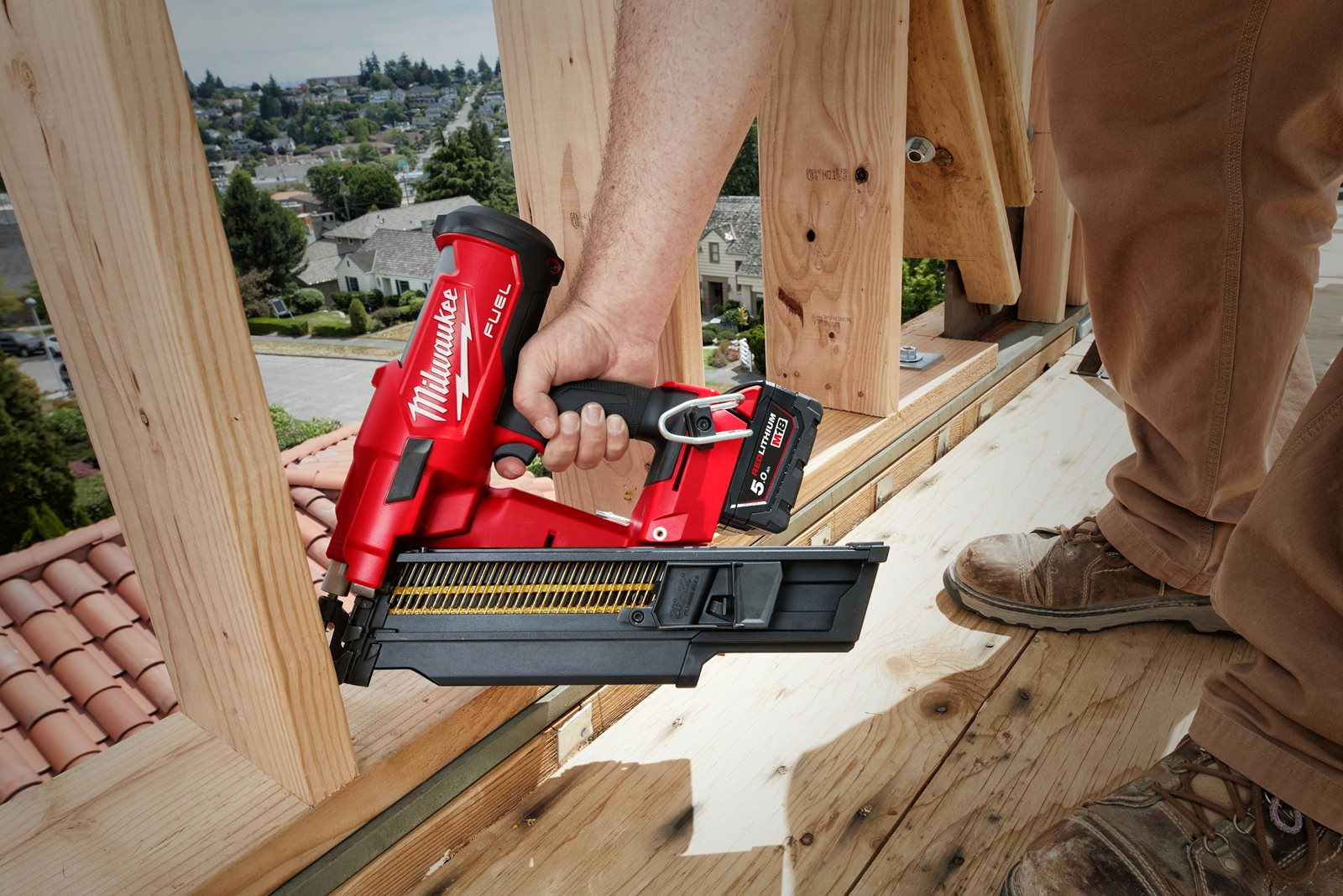 Pistol pentru cuie 21° M18 FUEL Milwaukee M18 FFN21-0C - in utilizare 4