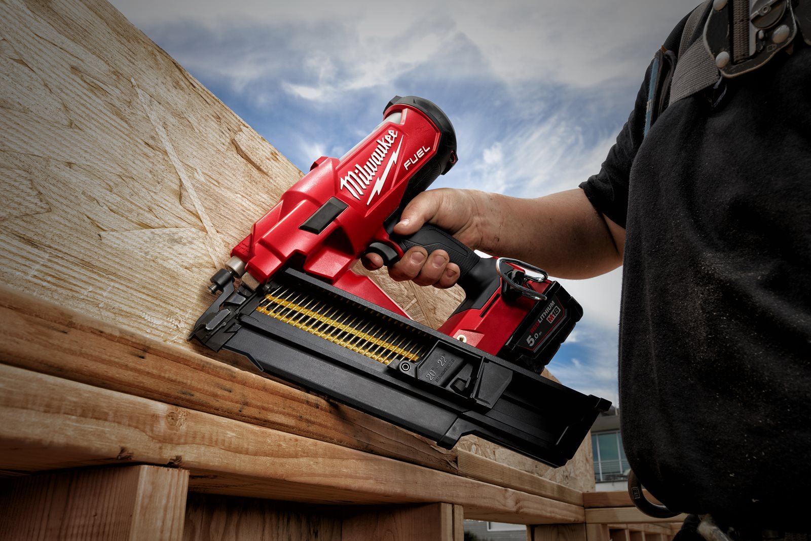 Pistol pentru cuie 21° M18 FUEL Milwaukee M18 FFN21-0C - in utilizare 5