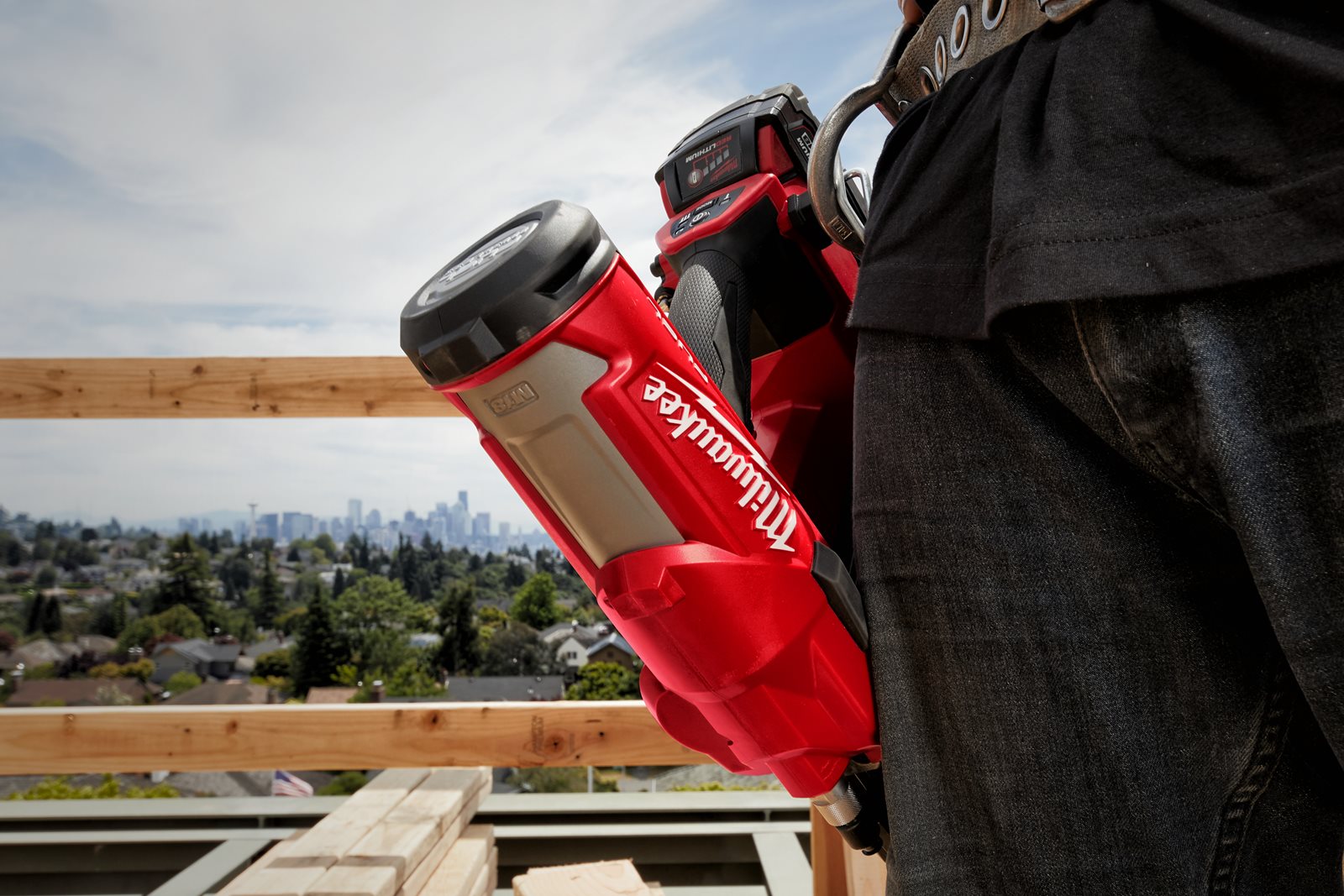 Pistol pentru cuie 21° M18 FUEL Milwaukee M18 FFN21-0C - in utilizare 6