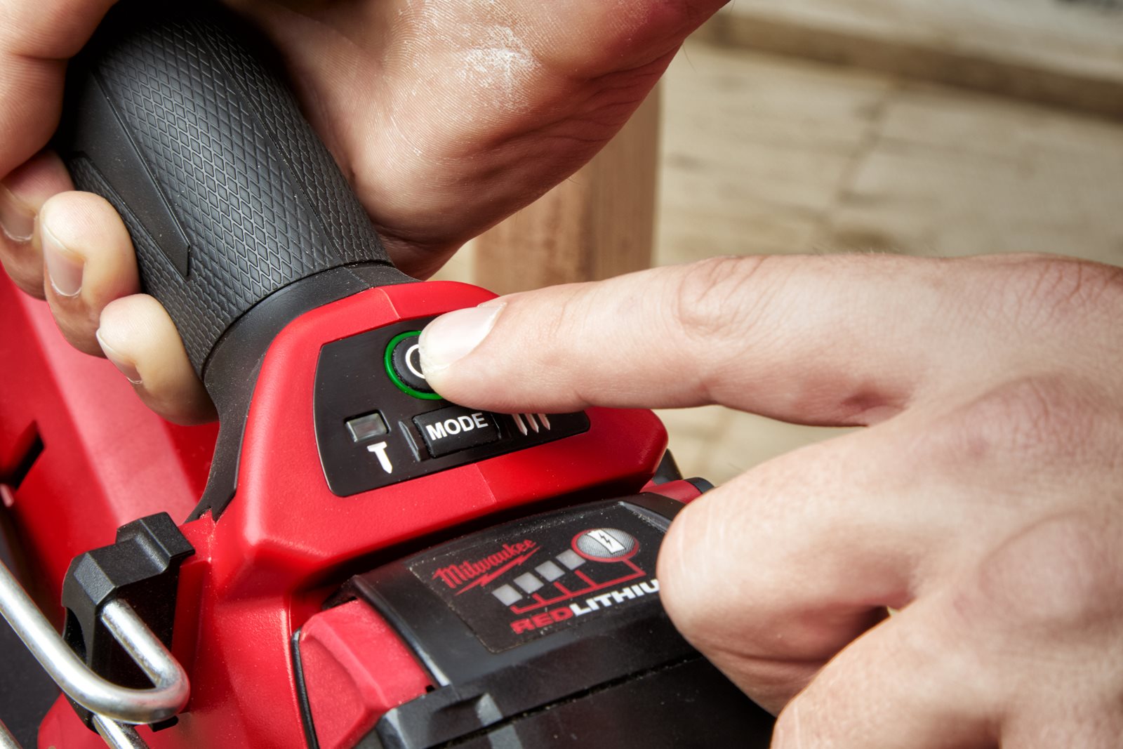 Pistol pentru cuie 21° M18 FUEL Milwaukee M18 FFN21-0C - in utilizare 7