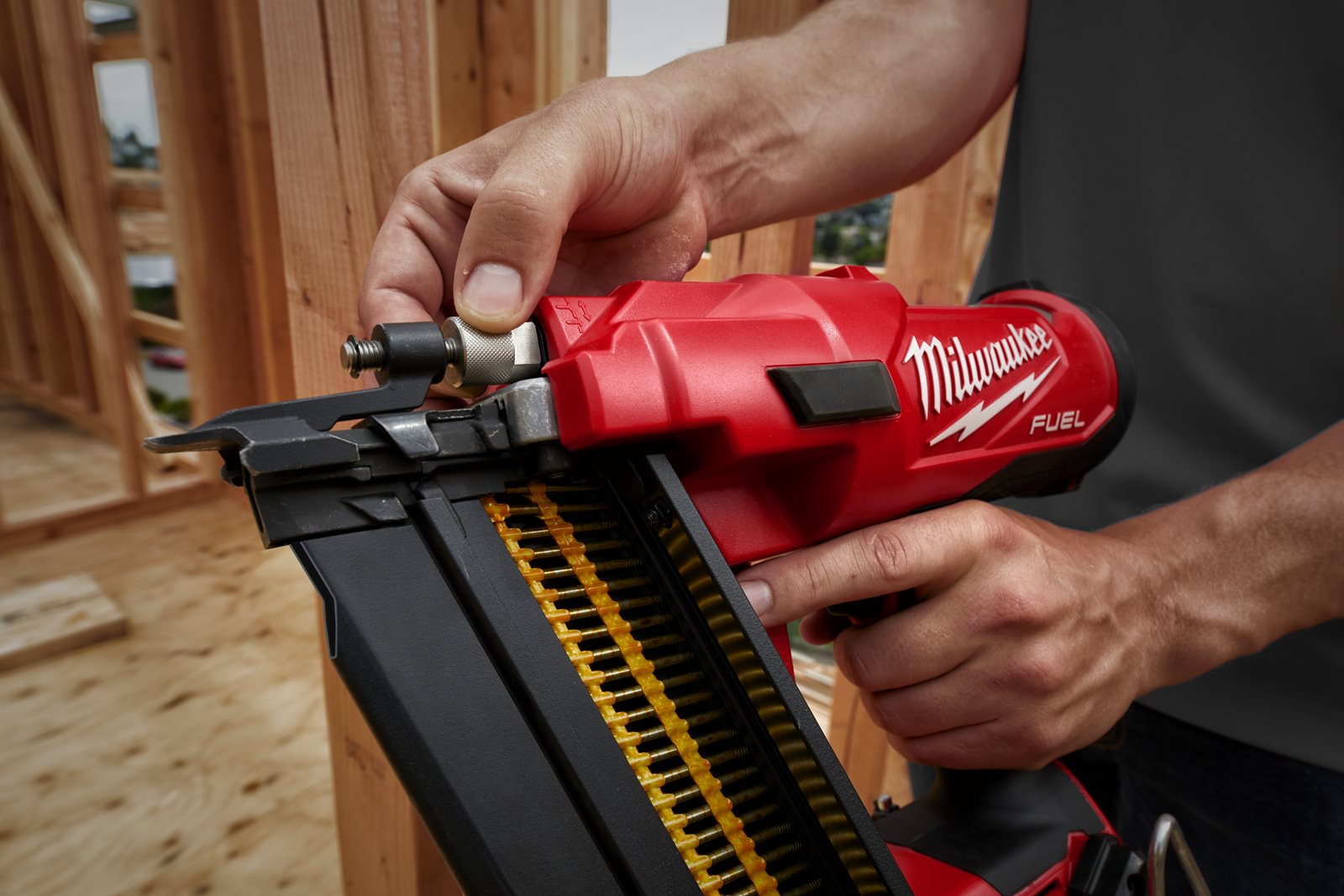 Pistol pentru cuie 21° M18 FUEL Milwaukee M18 FFN21-0C - in utilizare 8