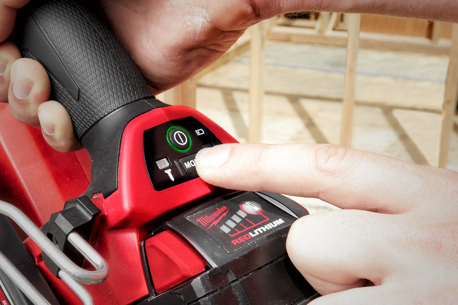 Pistol pentru cuie 21° M18 FUEL Milwaukee M18 FFN21-0C - in utilizare 9